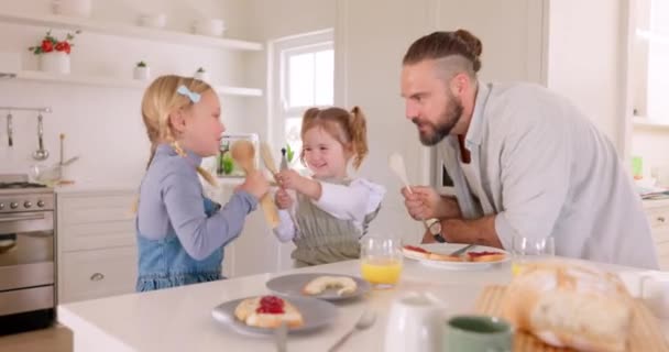 Співаючі Кухонні Дівчачі Діти Татом Сніданком Розважаються Кулінарними Ложками Їжею — стокове відео
