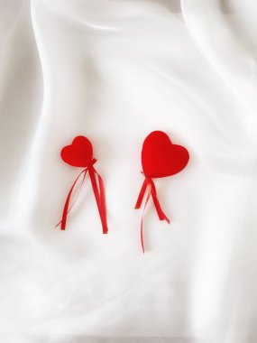 Beyaz arka planda iki kalp.