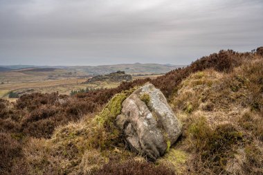 Baldstone ve Gib Torr kışın Peak District Ulusal Parkı 'nda hamamböcekleri, Ramshaw Kayaları ve Hen Bulutu' na bakıyorlar..