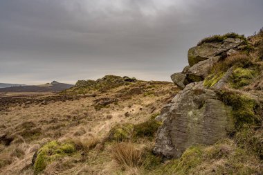 Baldstone ve Gib Torr kışın Peak District Ulusal Parkı 'nda hamamböcekleri, Ramshaw Kayaları ve Hen Bulutu' na bakıyorlar..