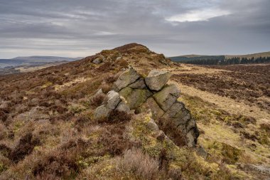 Baldstone ve Gib Torr kışın Peak District Ulusal Parkı 'nda hamamböcekleri, Ramshaw Kayaları ve Hen Bulutu' na bakıyorlar..