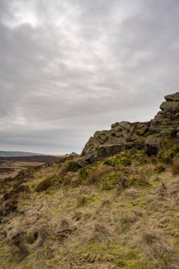 Baldstone ve Gib Torr kışın Peak District Ulusal Parkı 'nda hamamböcekleri, Ramshaw Kayaları ve Hen Bulutu' na bakıyorlar..