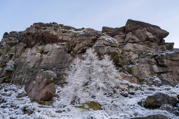 Kışın Peak District Ulusal Parkı 'nda Hamamböcekleri' nde gündoğumu sıcaklığı tersine çeviriyor..