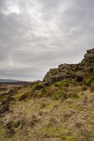 Baldstone ve Gib Torr kışın Peak District Ulusal Parkı 'nda hamamböcekleri, Ramshaw Kayaları ve Hen Bulutu' na bakıyorlar..
