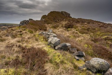 Baldstone ve Gib Torr kışın Peak District Ulusal Parkı 'nda hamamböcekleri, Ramshaw Kayaları ve Hen Bulutu' na bakıyorlar..