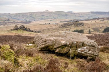 Baldstone ve Gib Torr kışın Peak District Ulusal Parkı 'nda hamamböcekleri, Ramshaw Kayaları ve Hen Bulutu' na bakıyorlar..