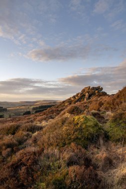 Baldstone 'da gün batımı ve Gib Torr kışın İngiltere' nin Staffordshire kentindeki Peak District Ulusal Parkı 'nda sallanıyor..