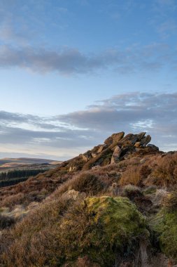 Baldstone 'da gün batımı ve Gib Torr kışın İngiltere' nin Staffordshire kentindeki Peak District Ulusal Parkı 'nda sallanıyor..
