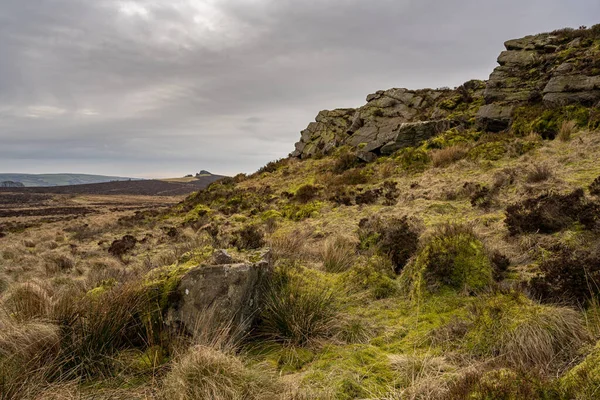 Baldstone ve Gib Torr kışın Peak District Ulusal Parkı 'nda hamamböcekleri, Ramshaw Kayaları ve Hen Bulutu' na bakıyorlar..