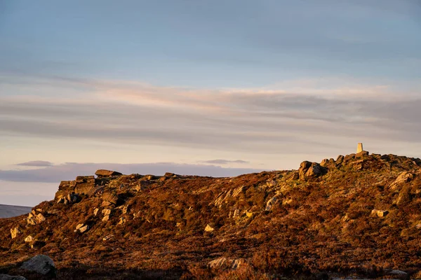 Punkt Trygonometrii Szczycie Karaluchów Zachodzie Słońca Staffordshire Peak District National — Zdjęcie stockowe