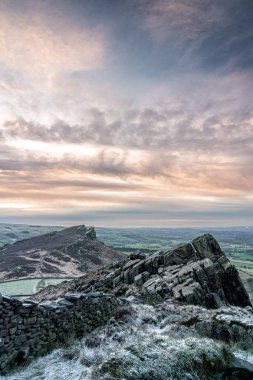 The Roaches, Staffordshire 'dan panoramik manzara. İngiltere 'deki Peak District Ulusal Parkı' nda kış gündoğumu.