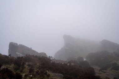 The Roaches, Staffordshire 'dan panoramik manzara İngiltere' nin Peak District Ulusal Parkı 'nda gün doğumunda..