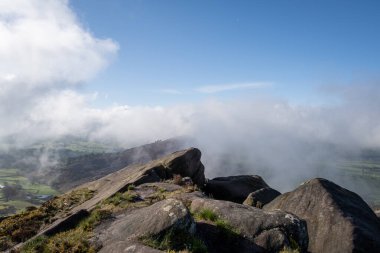The Roaches, Staffordshire 'dan panoramik manzara İngiltere' nin Peak District Ulusal Parkı 'nda gün doğumunda..