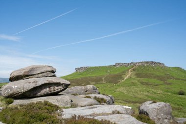 Higger Tor 'un Dark Peak, Peak District Ulusal Parkı' ndaki Carl Wark 'tan görüntüsü, Derbyshire, İngiltere.