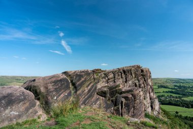 İngiltere 'nin Peak District Ulusal Parkı' ndaki Hen Cloud 'dan Staffordshire, The Roaches' taki mor fundanın panoramik görüntüsü..