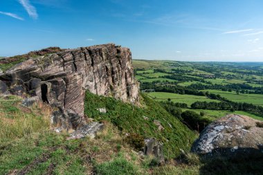 İngiltere 'nin Peak District Ulusal Parkı' ndaki Hen Cloud 'dan Staffordshire, The Roaches' taki mor fundanın panoramik görüntüsü..