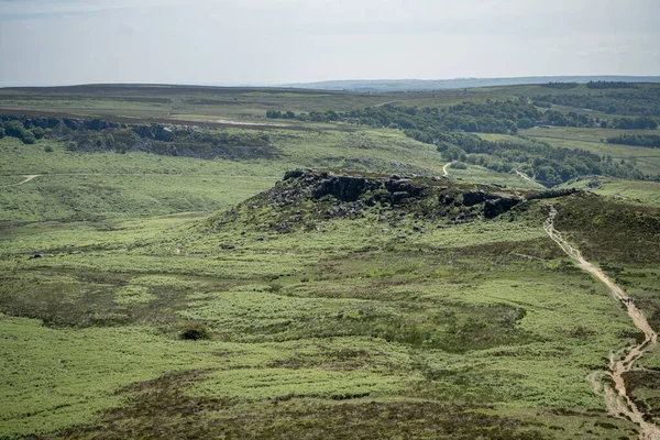 Derbyshire, İngiltere 'deki Tepe Bölgesi Ulusal Parkı' ndaki Higger Tor 'dan antik Demir Çağı kalesi Carl Wark manzarası..
