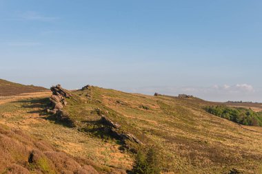 Gib Torr gün batımında Peak District Ulusal Parkı 'nda hamamböceklerine, Ranshaw Kayalıklarına ve Hen Bulutuna bakıyor..