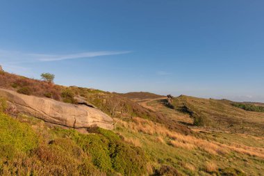 Gib Torr gün batımında Peak District Ulusal Parkı 'nda hamamböceklerine, Ranshaw Kayalıklarına ve Hen Bulutuna bakıyor..