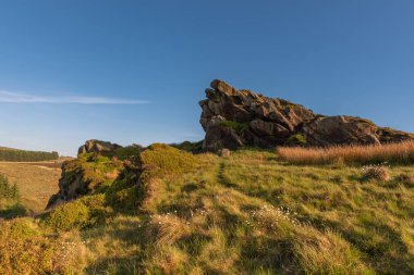 Gib Torr gün batımında Peak District Ulusal Parkı 'nda hamamböceklerine, Ranshaw Kayalıklarına ve Hen Bulutuna bakıyor..
