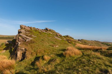 Gib Torr gün batımında Peak District Ulusal Parkı 'nda hamamböceklerine, Ranshaw Kayalıklarına ve Hen Bulutuna bakıyor..