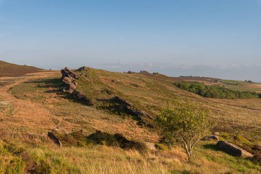 Gib Torr gün batımında Peak District Ulusal Parkı 'nda hamamböceklerine, Ranshaw Kayalıklarına ve Hen Bulutuna bakıyor..