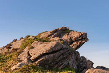 Gib Torr gün batımında Peak District Ulusal Parkı 'nda hamamböceklerine, Ranshaw Kayalıklarına ve Hen Bulutuna bakıyor..