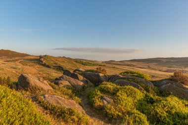 Gib Torr gün batımında Peak District Ulusal Parkı 'nda hamamböceklerine, Ranshaw Kayalıklarına ve Hen Bulutuna bakıyor..
