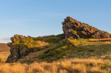 Gib Torr gün batımında Peak District Ulusal Parkı 'nda hamamböceklerine, Ranshaw Kayalıklarına ve Hen Bulutuna bakıyor..