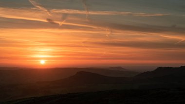 Peak District Ulusal Parkı 'ndaki Hamamböcekleri, Hen Bulutu ve Bosley Bulutu panoramik görüntüsü, Staffordshire..