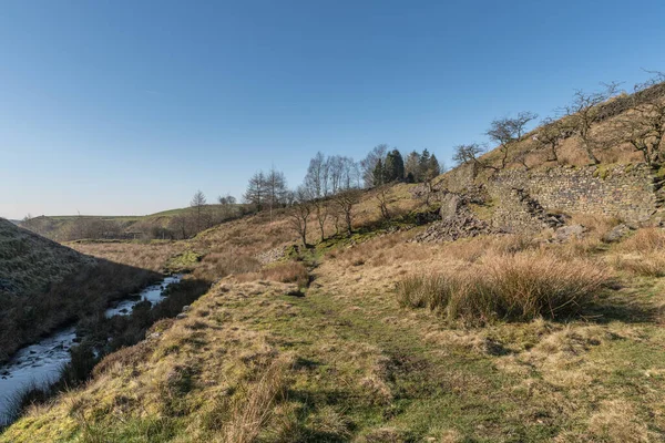 Cheesden deresi ve vadisi Haywood yakınlarındaki Cheesden Lum Mill 'den, Greater Manchester