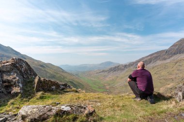 Cnicht, Gwynedd, Galler 'den Cwm Croesor' un manzarasına hayran bir yürüyüşçü.