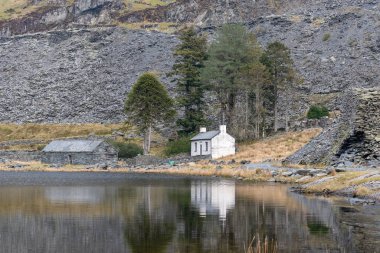 Gwynedd, Galler 'deki Blaenau Ffestiniog' da terk edilmiş Cwmorthin Terrace ve Rhosydd taş ocağı.