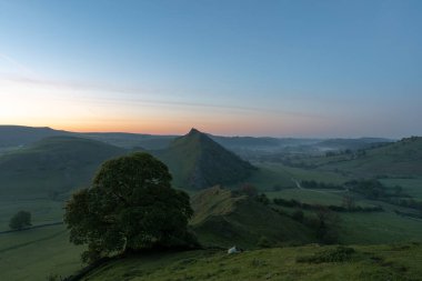 Parkhouse Hill 'de gün doğumu ve Chrome Hill, Derbyshire, Peak District Ulusal Parkı.