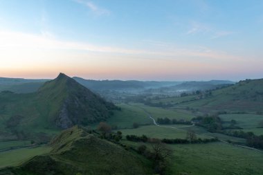 Parkhouse Hill 'de gün doğumu ve Chrome Hill, Derbyshire, Peak District Ulusal Parkı.