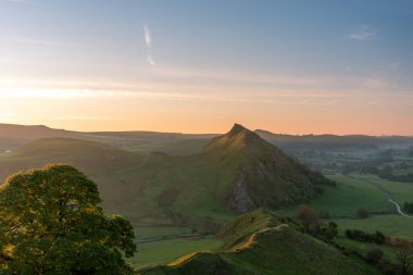 Parkhouse Hill 'de gün doğumu ve Chrome Hill, Derbyshire, Peak District Ulusal Parkı.
