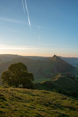 Parkhouse Hill 'de gün doğumu ve Chrome Hill, Derbyshire, Peak District Ulusal Parkı.