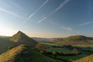 Parkhouse Hill 'de gün doğumu ve Chrome Hill, Derbyshire, Peak District Ulusal Parkı.