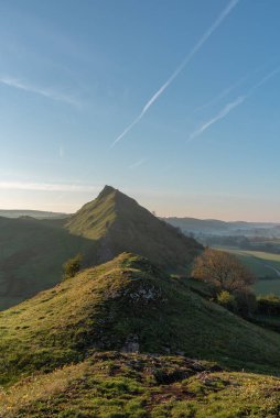 Parkhouse Hill 'de gün doğumu ve Chrome Hill, Derbyshire, Peak District Ulusal Parkı.