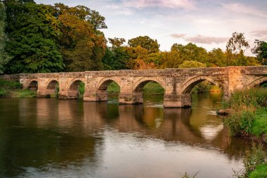 Essex Köprüsü. Staffordshire 'daki Great Haywood' da Trent Nehri 'ni geçen yük beygiri köprüsünü listeledim..