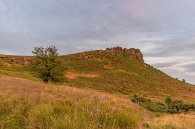 Hen Bulutu ve Hamamböcekleri 'nin panoramik görüntüsü. Gün batımından hemen önce, Peak District Ulusal Parkı' nda..