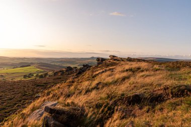 Hamamböceklerinin tepesindeki trigonometri noktası Peak District Ulusal Parkı 'nda gün batımında..