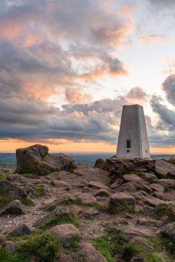 Hamamböceklerinin tepesindeki trigonometri noktası Peak District Ulusal Parkı 'nda gün batımında..