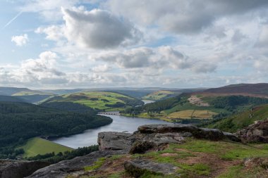 Bamford Edge. View of the Ashopton Viaduct, Ladybower Reservoir, and Crook Hill in the Derbyshire Peak District National Park, England, UK.