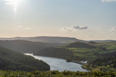 Bamford Edge. View of the Ashopton Viaduct, Ladybower Reservoir, and Crook Hill in the Derbyshire Peak District National Park, England, UK.