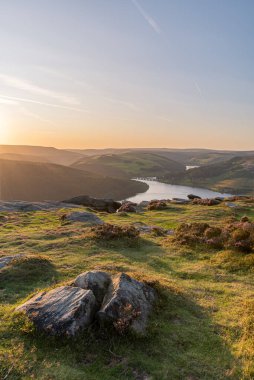 Bamford Edge. View of the Ashopton Viaduct, Ladybower Reservoir, and Crook Hill in the Derbyshire Peak District National Park, England, UK.