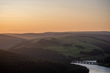 bamford Edge. View of the Ashopton Viaduct, Ladybower Reservoir, and Crook Hill in the Derbyshire Peak District National Park, England, UK.