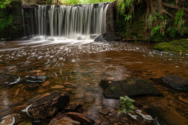 Длительное Воздействие Небольшого Водопада Водохранилище Кинперсли Уединенной Долине Пышные Изумрудно — стоковое фото