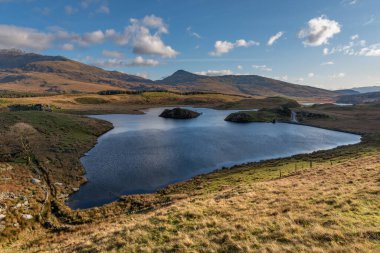 Kuzey Galler 'deki Snowdonia Ulusal Parkı' nda kış boyunca Llyn y Dywarchen, Snowdon ve Y Garn 'ın panoramik manzarası.