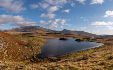 Kuzey Galler 'deki Snowdonia Ulusal Parkı' nda kış boyunca Llyn y Dywarchen, Snowdon ve Y Garn 'ın panoramik manzarası.